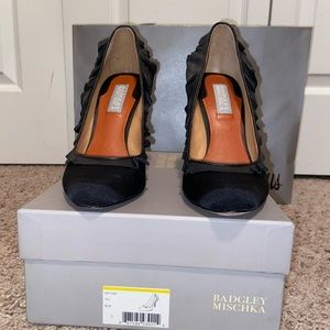 Black heels. Badgley Mischka. Ruffle detail.